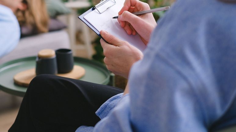 Sesión de psicoterapia en un espacio de atención psicológica